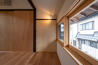 表の古建具を室内から見て