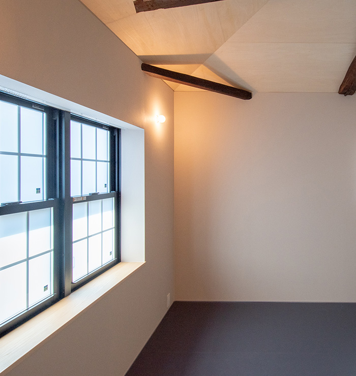 2階洋室の写真_西陣・四つ窓の洋館町家_fujiko_012（京都市上京区北猪熊町）