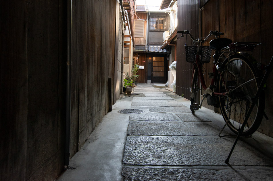 トンネル路地を抜けた先に現れる本物件