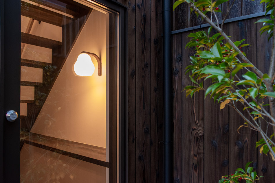 庭から見えるラフランスの形のライト