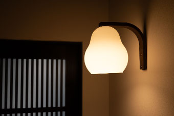 玄関のラフランス型のライト