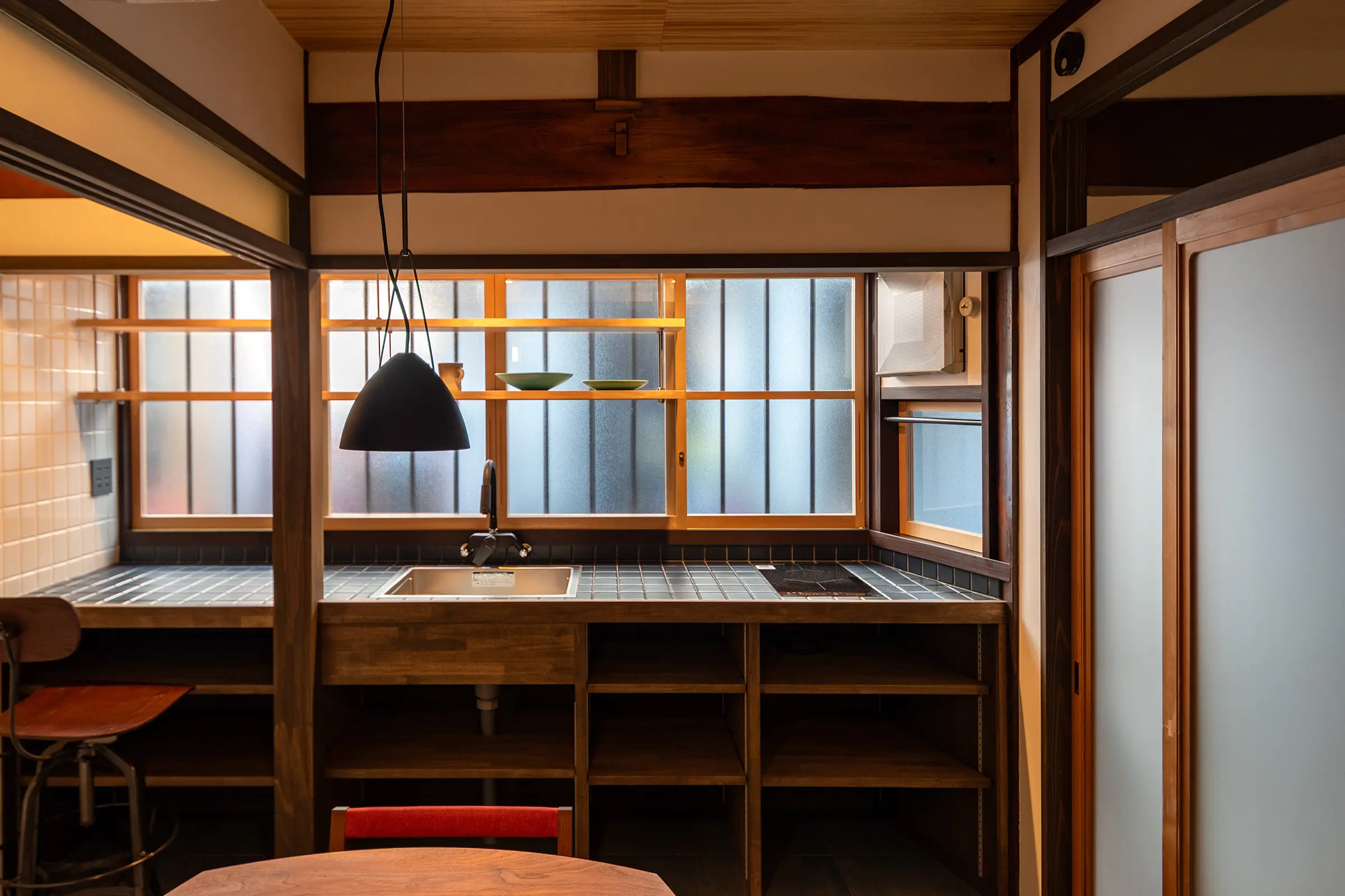 立てば端麗、座れば陰翳、歩く姿は静画のよう。（京都市中京区橋本町）