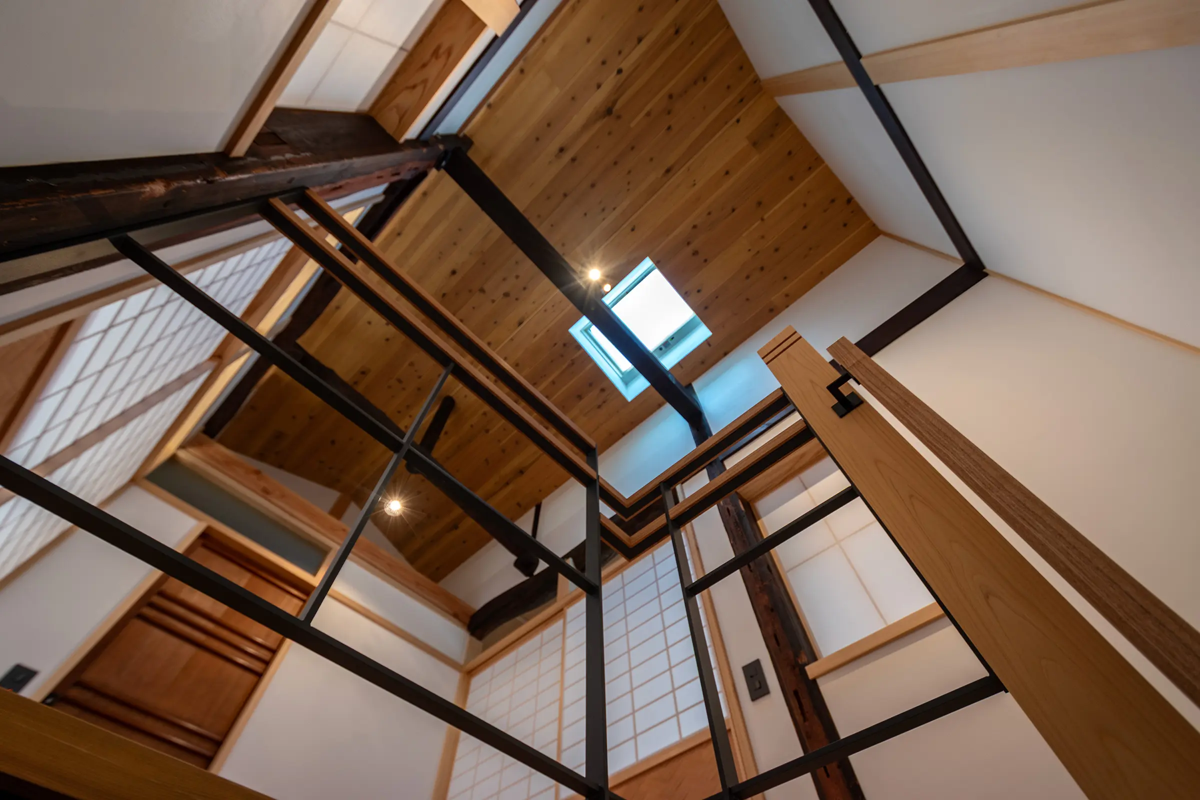 立てば端麗、座れば陰翳、歩く姿は静画のよう。（京都市中京区橋本町）