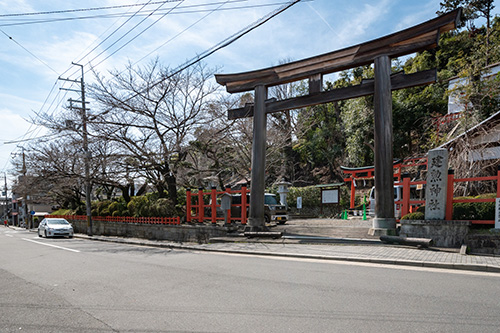 建勲神社の写真_船岡山の麓に佇む広々とした未改装物件