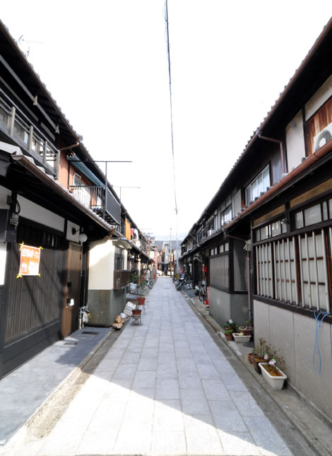 石畳の京町家：二条城駅東