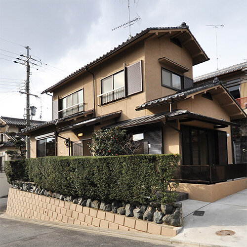 高台のシンプルに暮らす家