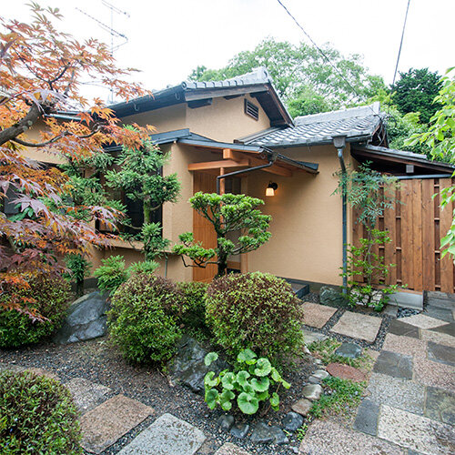 緑に囲まれた和風住宅