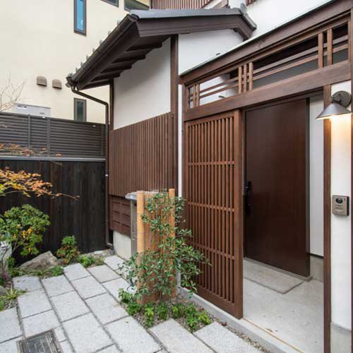 下鴨の路地なか賀茂川を望む家