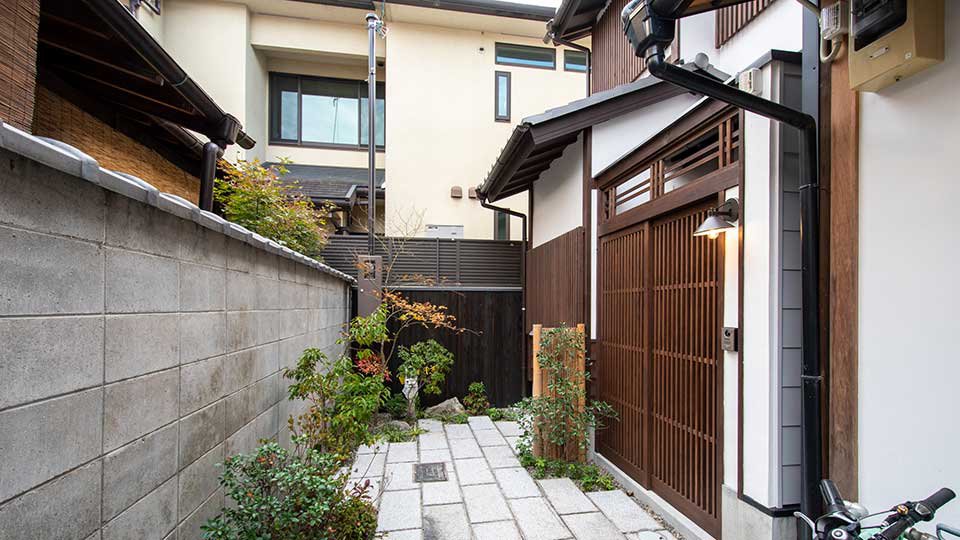 下鴨の路地なか賀茂川を望む家