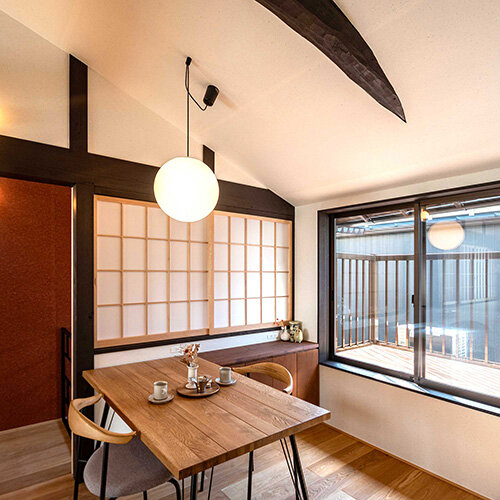 木洩れ日を愉しむ朱色の京町家