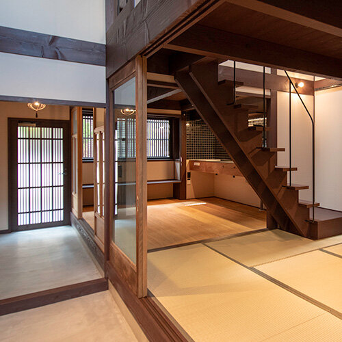 千本中立売　通り庭残す陰影の町家