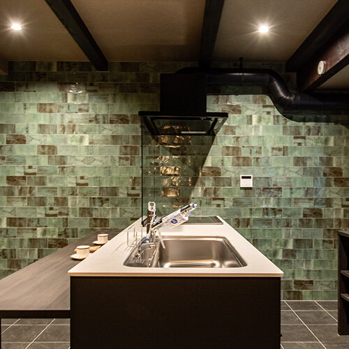 トンネル路地の向こう側 -翡翠（ひすい）