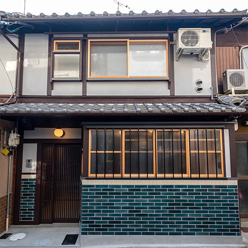 立てば端麗、座れば陰翳、歩く姿は静画のよう。