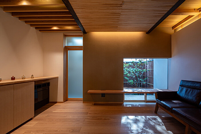 立てば端麗、座れば陰翳、歩く姿は静画のよう。