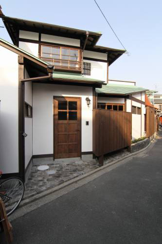 京都で中古住宅 町家 町屋 古民家 リノベーションの株式会社 八清 ハチセ 大正ロマン アンティーク レトロリノベーション 紅い階段の家