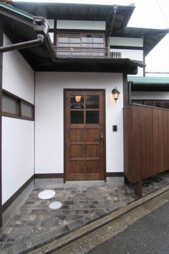 京都で中古住宅 町家 町屋 古民家 リノベーションの株式会社 八清 ハチセ 大正ロマン アンティーク レトロリノベーション 紅い階段の家