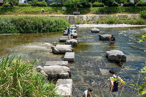 夏の高野川（亀の飛び石）の写真_京町家 森ヶ前 水景