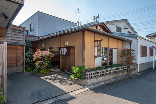 宝泉堂本店の写真_京町家 森ヶ前 水景