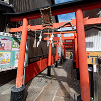 三条通りに面する「合槌稲荷大明神参道」。物件は参道の突き当りにあります。
