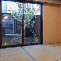 坪庭を望む1階和室では季節を楽しむことができます。
