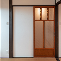 チューリップの透彫装飾で光が入り込むちょっとした洋館風の引き戸。