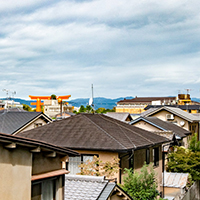 バルコニーからの景色。目に入った朱色の鳥居は平安神宮の大鳥居。