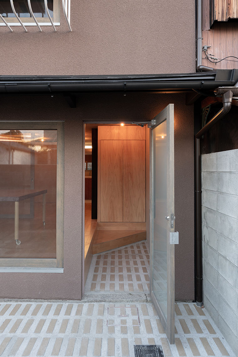 LDK・テーブル_都市に開く京町家（京都市中京区三条大宮町）