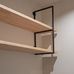 壁面シェルフがある脱衣室