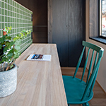 アクセントウォールの裏にカウンターテーブル