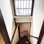 窓から光が入る階段