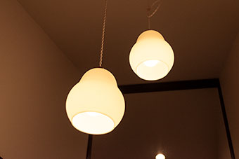 階段上のラフランス型のライト