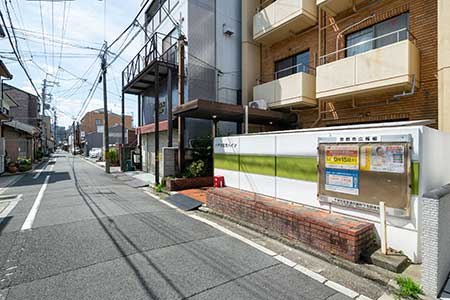 北向き一方通行の若宮通に面す