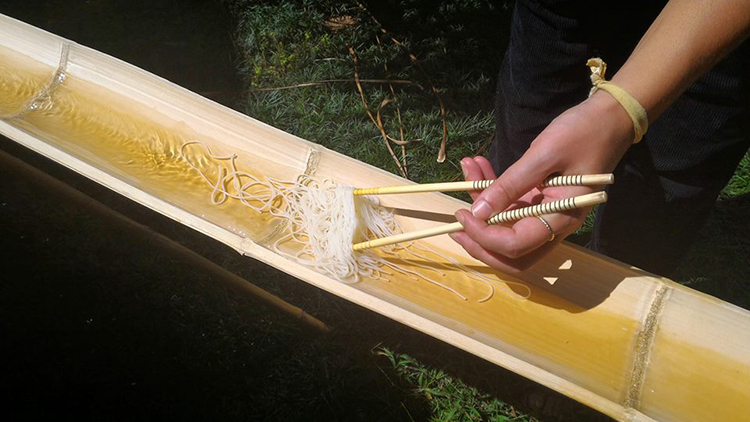 京だんらん東福寺　昨年の流しそうめんの様子